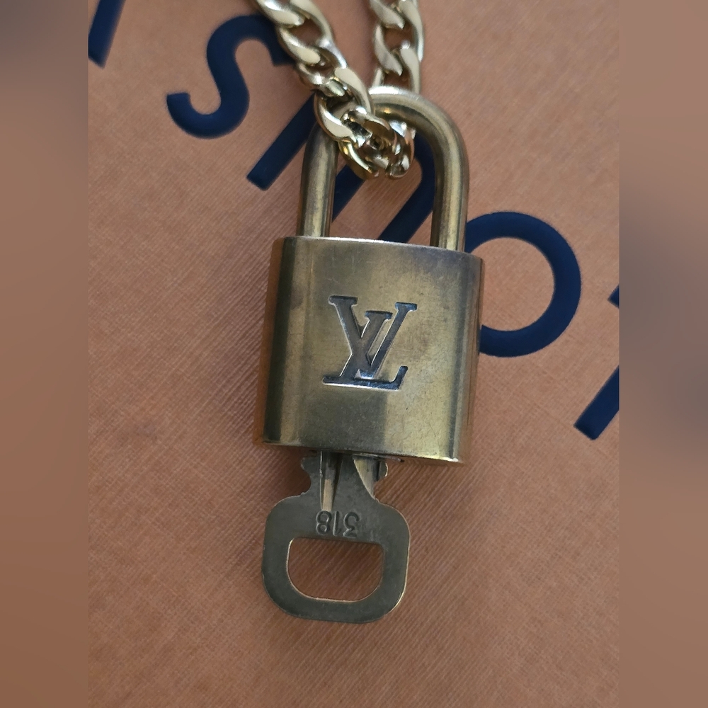 🟡Authentic Louis Vuitton Gold Padlock & Key Necklace Set #318 🟡 - Picture 9 of 14